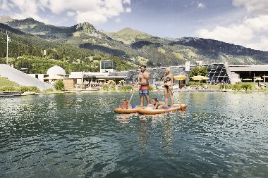 Stand up Paddeln am Thermalwasser Badesee der Alpentherme | © Alpentherme Gastein/Paul Bauer
