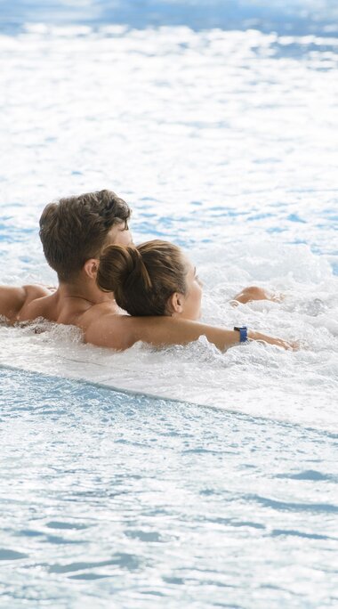 Thermal World Entspannen auf Sprudelliege | © Alpentherme Gastein/Marktl Photography