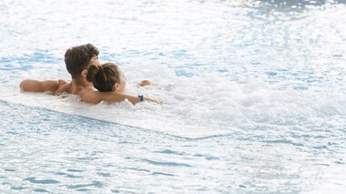 Thermal World Entspannen auf Sprudelliege | © Alpentherme Gastein/Marktl Photography