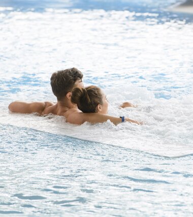 Thermal World Entspannen auf Sprudelliege | © Alpentherme Gastein/Marktl Photography