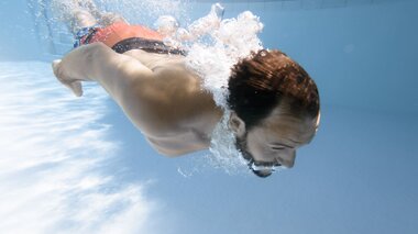 Tauchen im Thermalwasser Becken | © Alpentherme Gastein/Marktl Photography