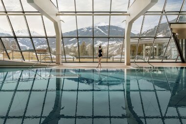 Thermal World Paar entspannt auf Sprudelliege mit Bick ins Grüne | © Alpentherme Gastein/Paul Bauer