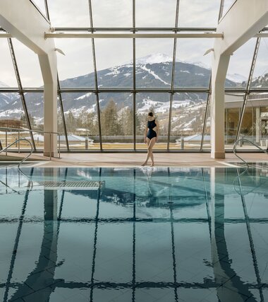 Thermal World Paar entspannt auf Sprudelliege mit Bick ins Grüne | © Alpentherme Gastein/Paul Bauer