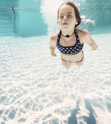 Family World Maedchen taucht im Thermalwasser Aussenbecken | © Alpentherme Gastein/Marktl Photography