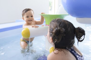 Family World Maedchen und Junge spielen im Babybecken | © Alpentherme Gastein/Marktl Photography