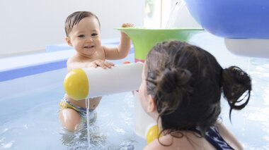 Family World Maedchen und Junge spielen im Babybecken | © Alpentherme Gastein/Marktl Photography