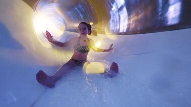 Family World Black-Hole-Raftingrutsche Maedchen beim Rutschen | © Alpentherme Gastein/Marktl Photography