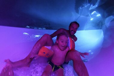 Family World Black-Hole-Raftingrutsche Vater und Sohn | © Alpentherme Gastein/Marktl Photography
