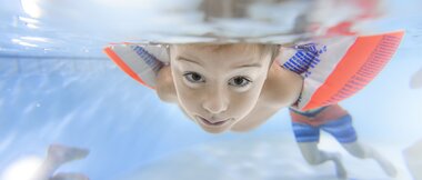 Family World Junge taucht im Babybecken | © Alpentherme Gastein/Marktl Photography