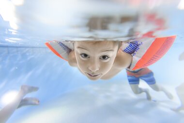 Family World Junge taucht im Babybecken | © Alpentherme Gastein/Marktl Photography