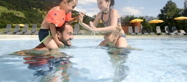 Family World Familie hat Spass im Thermalwasser Außenbecken | © Alpentherme Gastein/Marktl Photography