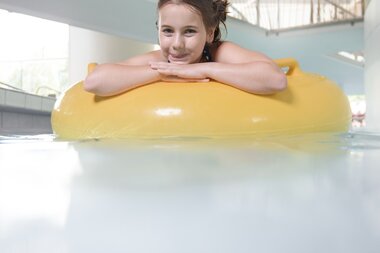Family World Lazy River Stroemungskanal Maedchen auf Reifen | © Alpentherme Gastein/Marktl Photography