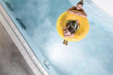 Family World Lazy River Stroemungskanal Mutter und Tochter | © Alpentherme Gastein/Marktl Photography