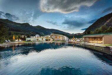 Sauna World Aussenaufnahme mit Thermalwasser Badesee | © Alpentherme Gastein/Wolkersdorfer