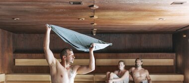 Sauna World Aufguss mit Wacheln in der Cascadia | © Alpentherme Gastein/Paul Bauer