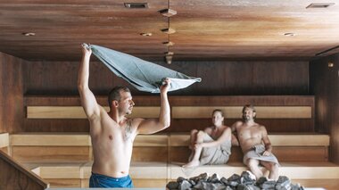 Sauna World Aufguss mit Wacheln in der Cascadia | © Alpentherme Gastein/Paul Bauer