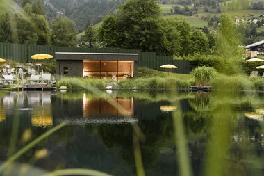 Sauna World Blick auf Paar in der Kristall Sauna mit Thermalwasser Badesee | © Alpentherme Gastein/Marktl Photography