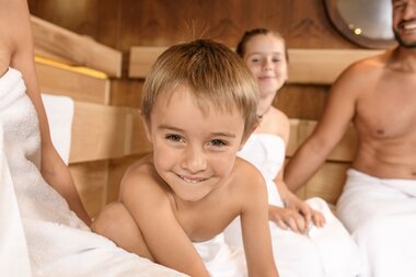 Sauna World Familie in der Sauna | © Alpentherme Gastein/Marktl Photography