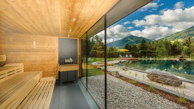 Sauna World Kristall Sauna Blick auf Thermalwasser Badesee und Berge | © Alpentherme Gastein/Wolkersdorfer