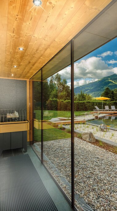 Sauna World Kristall Sauna Blick auf Thermalwasser Badesee und Berge | © Alpentherme Gastein/Wolkersdorfer