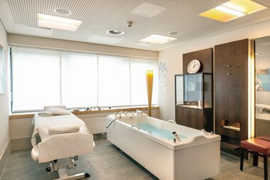 Beauty World Behandlungsraum mit Caracalla Wanne | © Alpentherme Gastein/Caputo