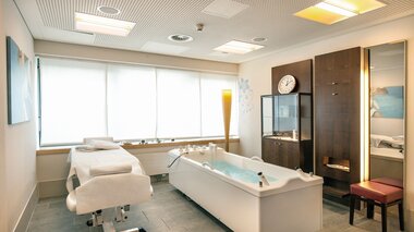 Beauty World Behandlungsraum mit Caracalla Wanne | © Alpentherme Gastein/Caputo