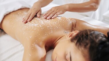 Beauty World Mann wird massiert | © Freepik.com