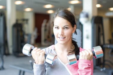 Sports World Fitness Center Frau beim Yoga | © Alpentherme Gastein