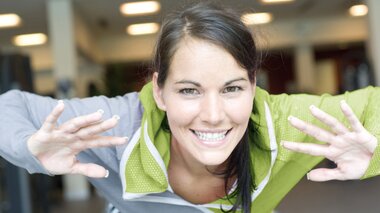 Sports World Fitness Center Frau beim Training | © Alpentherme Gastein