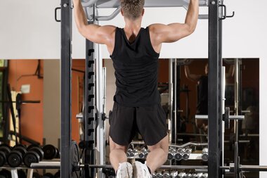 Sports World Fitness Center Mann trainiert am Powerrack | © Alpentherme Gastein/Marktl Photography