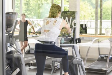 Sports World Fitness Center Paar am Laufband und Stepper | © Alpentherme Gastein/Marktl