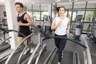 Sports World Fitness Center Paar trainiert am Laufband | © Alpentherme Gastein/Marktl Photography