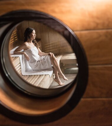 Wellness in Gastein Winter Frau in Sauna | © Gasteinertal Tourismus GmbH/Marktl