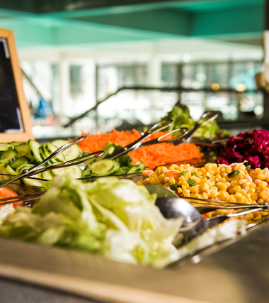 Restaurant Salatbuffet Blick in die Therme | © Alpentherme Gastein/Wolkersdorfer