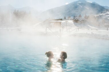 Paar outdoor in der Relax World mit Bergblick | © Alpentherme Gastein/Marktl Photography