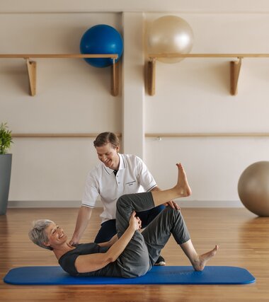 Gesundheitszentrum Therapeut und Patientin | © Alpentherme Gastein/Paul Bauer