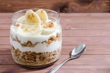 Diaetologie Muesli mit Naturjoghurt und Banane | © Freepik.com
