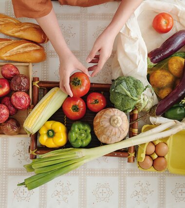 Diaetologie Gemuese und Obst am Tisch zubereitet | © Freepik.com