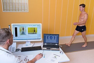 Ganganalyse Mann geht über Druckmessplatte | © Alpentherme Gastein/Conny Rupp