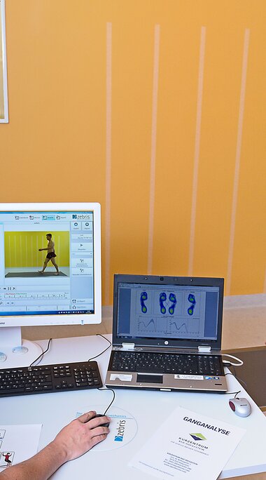 Ganganalyse Mann geht über Druckmessplatte | © Alpentherme Gastein/Conny Rupp