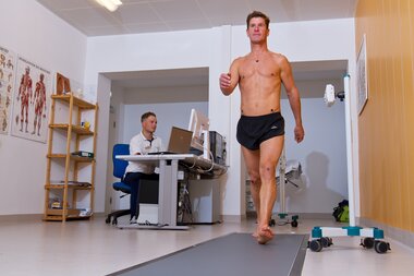 Ganganalyse im Ganglabor Mann geht über Druckmessplatte | © Alpentherme Gastein/Conny Rupp