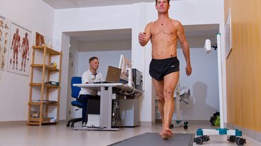 Ganganalyse im Ganglabor Mann geht über Druckmessplatte | © Alpentherme Gastein/Conny Rupp