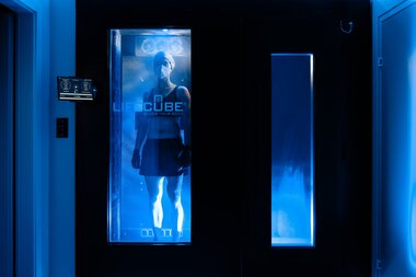 Patientin in Kältekammer Alpentherme Gastein | © Marktl Photography