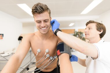 Sportmedizin Leistungstest am Ergometer mit Laktatmessung | © Alpentherme Gastein/Marktl Photography