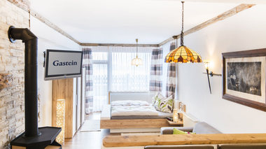 Wohn-Schlafraum mit Blick zum Fenster | © Achenappartements 