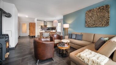 Alpenparks Appartement Blick in den Wohnraum mit Feuerstelle | © Alpenparks