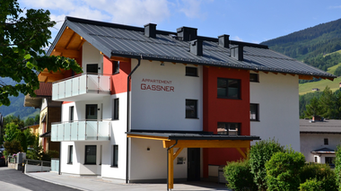 Appartement Gassner Hausaussenaufnahme im Sommer | © Appartement Gassner 