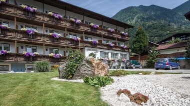 Gstrein Aussenaufnahme vom Haus im Sommer | © Gstrein